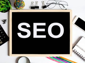 راهنمای جامع آموزش بازاریابی آنلاین: 15 سوال متداول با پاسخ‌های شفاف و جدول کامل